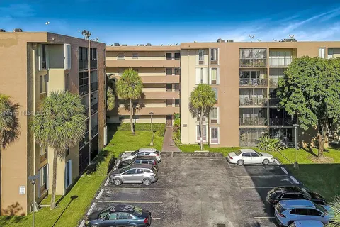 9120 Fontainebleau Blvd # 203, Miami FL 33172