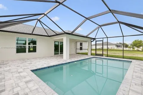 22 NW 25th TER, Cape Coral FL 33993