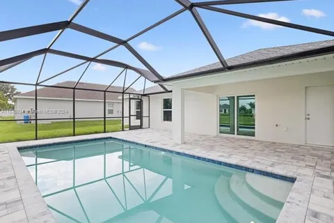 22 NW 25th TER, Cape Coral FL 33993