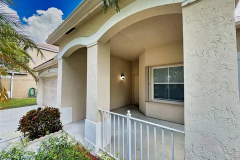 4275 Laurel Ridge Cir, Weston FL 33331