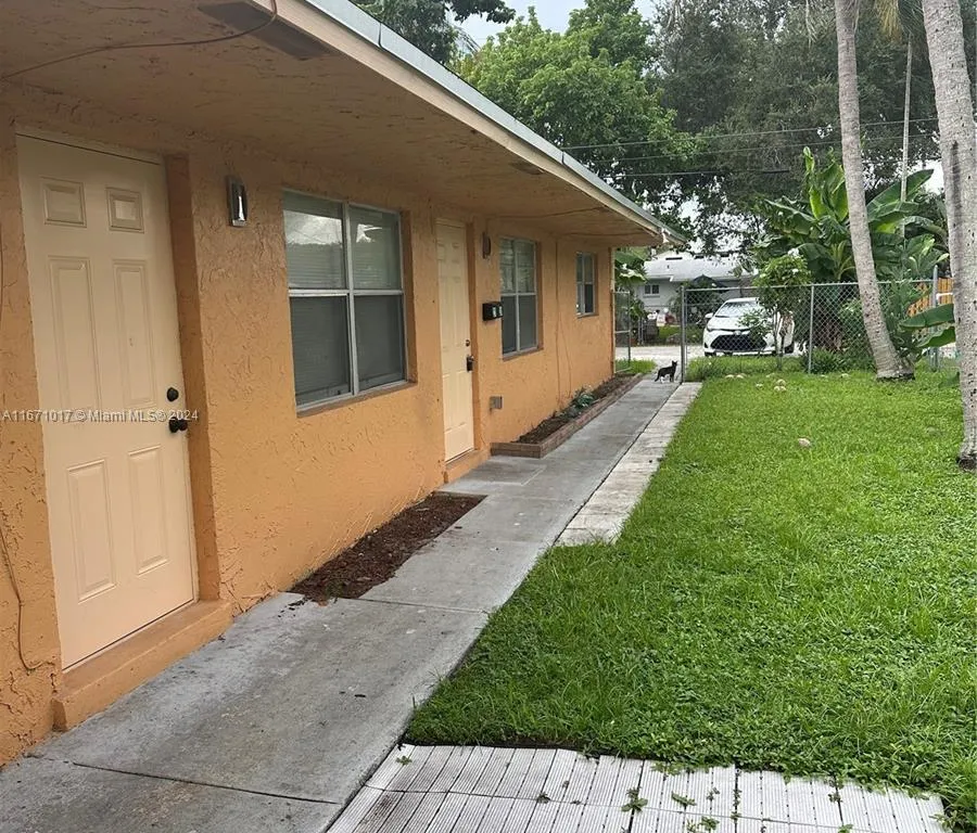 2326-2328 Mckinley St, Hollywood FL 33020