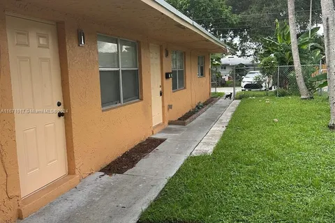 2326-2328 Mckinley St, Hollywood FL 33020