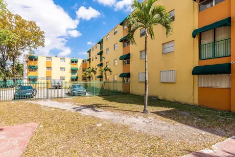 666 W 81st St # 204, Hialeah FL 33014