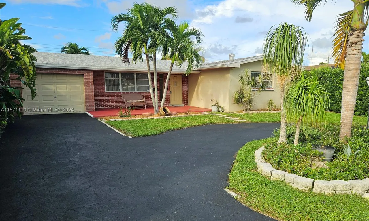 8571 NW 11th St, Pembroke Pines FL 33024