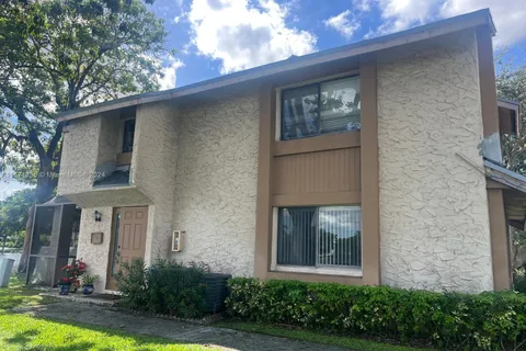 84 Wimbledon Lake Dr # 128, Plantation FL 33324