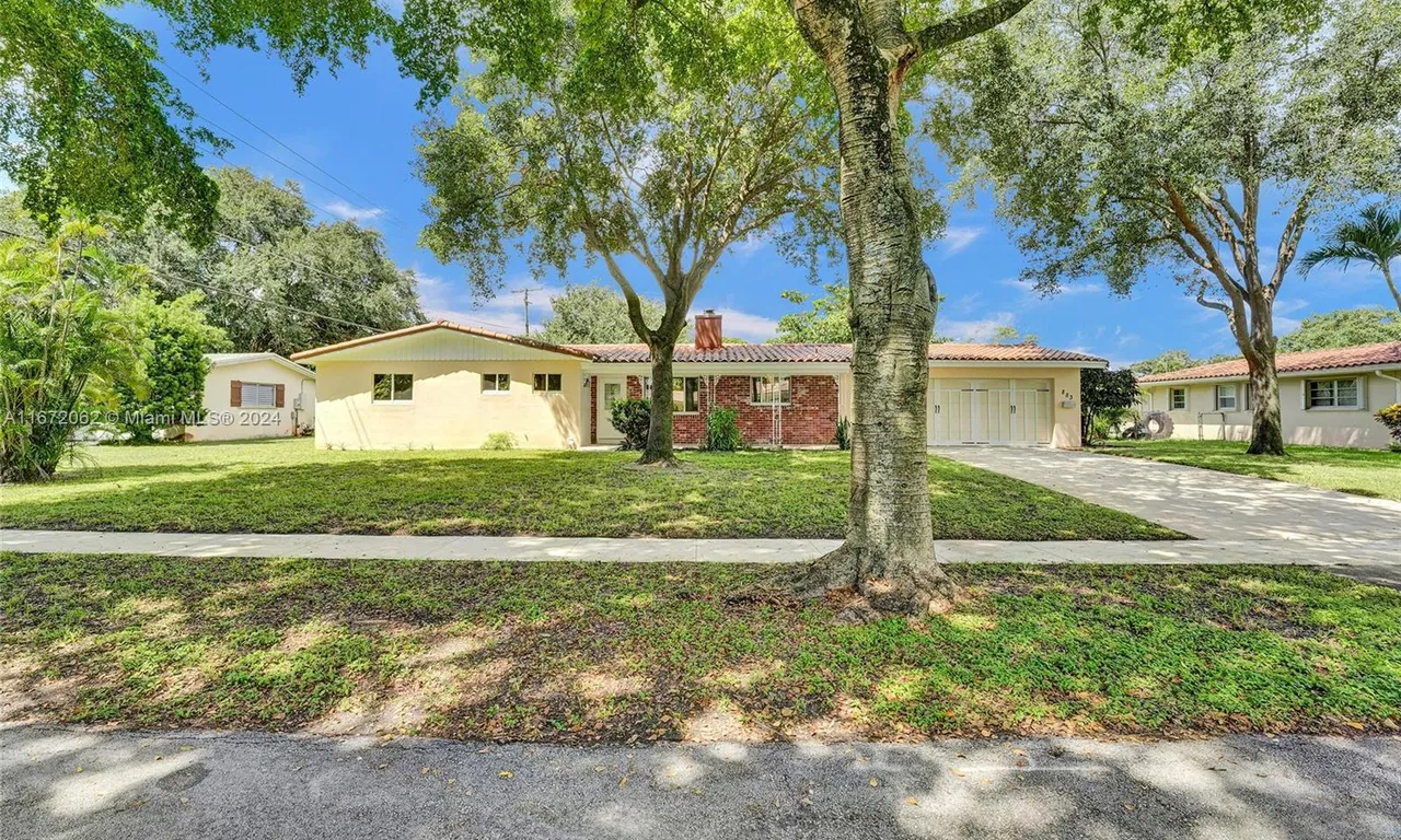 883 Gardenia Ln, Plantation FL 33317