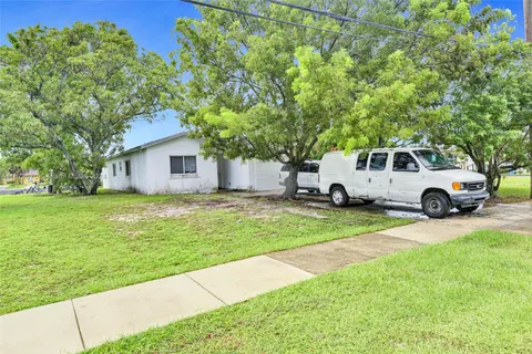 230 NE 35th St, Oakland Park FL 33334