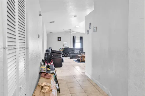 230 NE 35th St, Oakland Park FL 33334