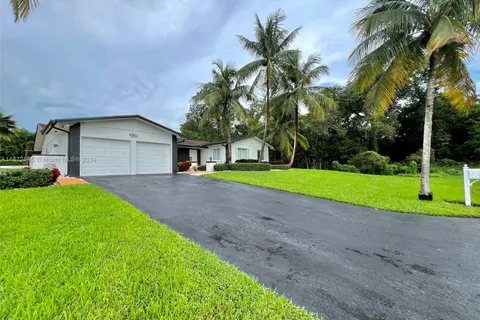 8823 SW 185th Ln, Cutler Bay FL 33157