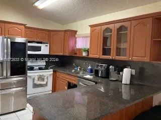 2621 W 72nd St, Hialeah FL 33016