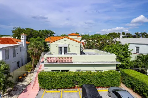 2822 Pine Tree Dr, Miami Beach FL 33140