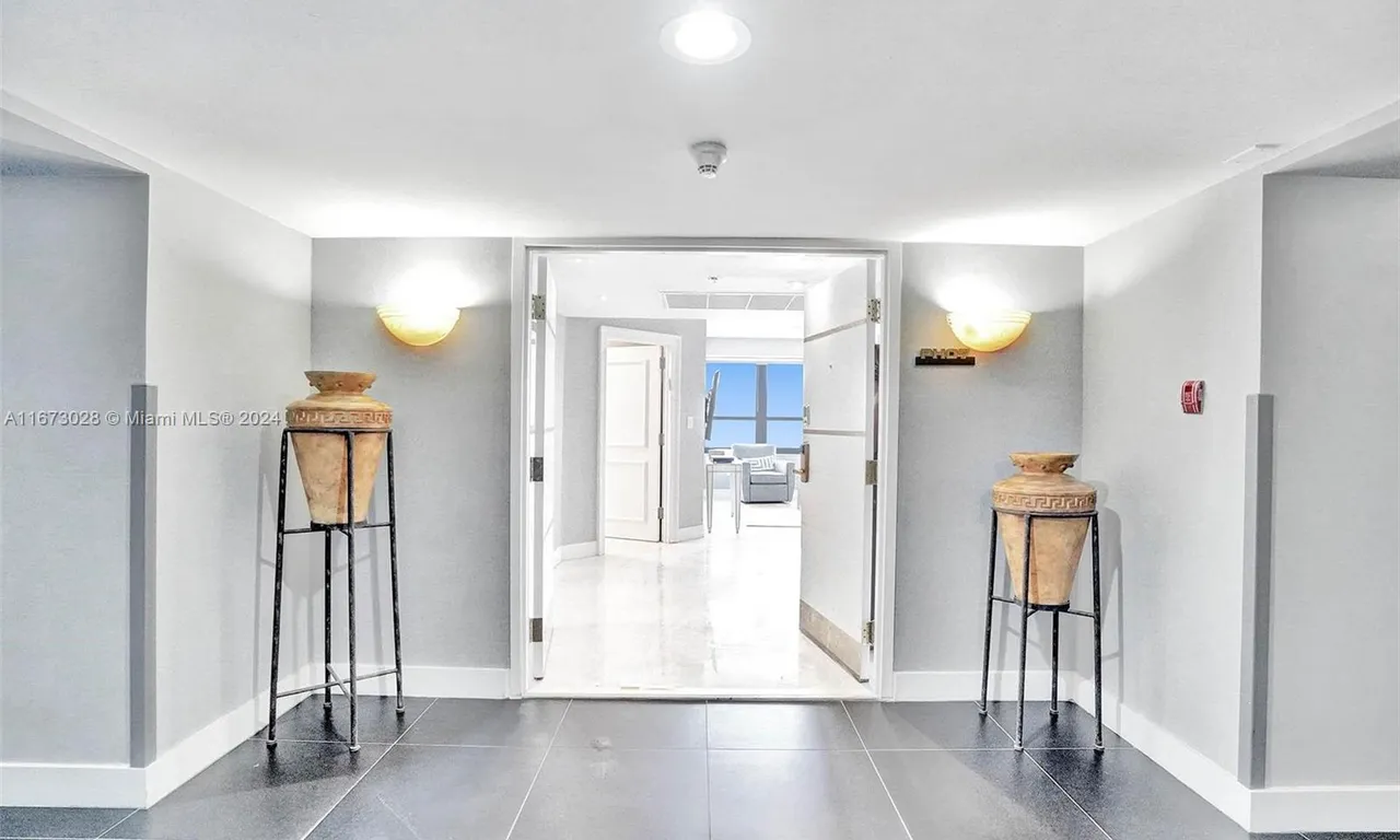5225 Collins Ave, Miami Beach FL 33140