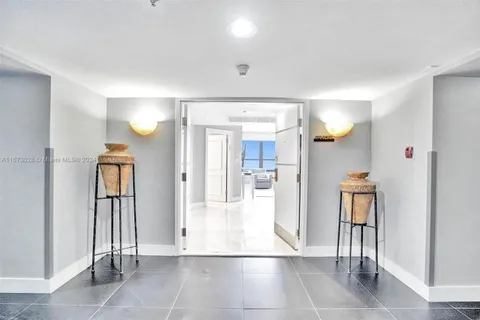 5225 Collins Ave, Miami Beach FL 33140