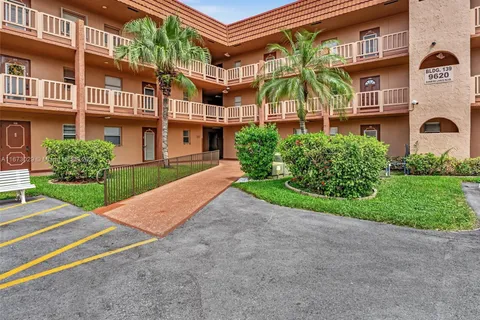 9620 Sunrise Lakes Blvd # 302, Sunrise FL 33322