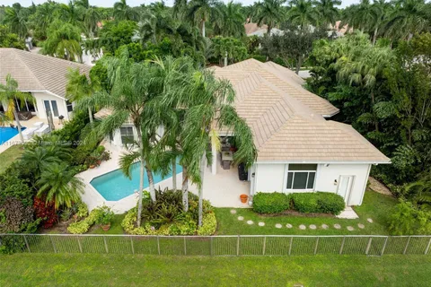 2520 Princeton Ct, Weston FL 33327