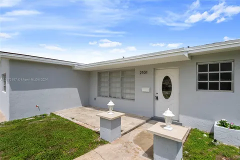 2101 NW 85th Way, Pembroke Pines FL 33024