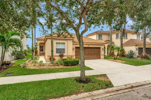 1617 Winterberry Ln, Weston FL 33327