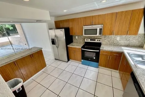 9173 Fontainebleau Blvd # 3, Miami FL 33172