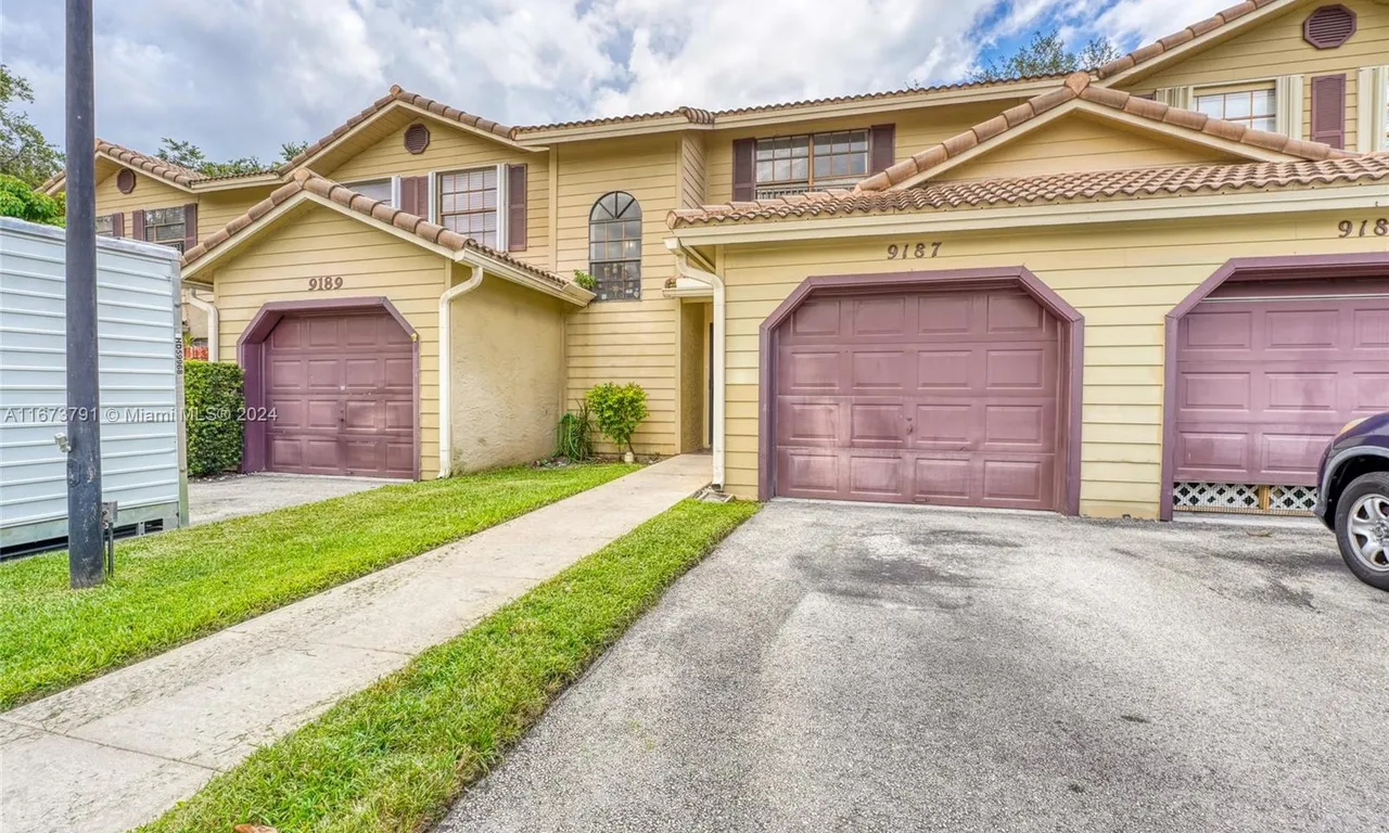 9187 Vineyard Lake Dr, Plantation FL 33324