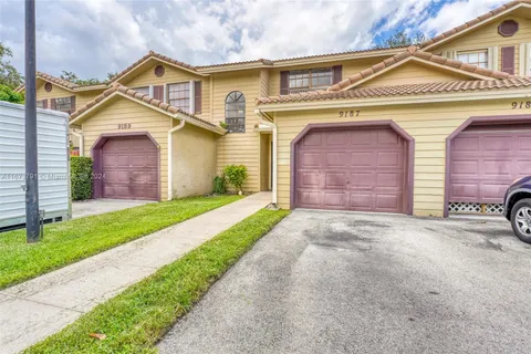 9187 Vineyard Lake Dr, Plantation FL 33324