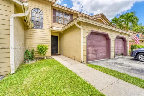 9187 Vineyard Lake Dr, Plantation FL 33324