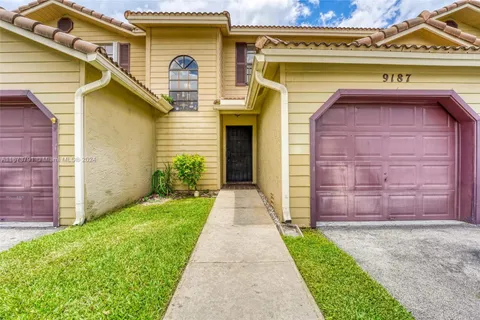 9187 Vineyard Lake Dr, Plantation FL 33324