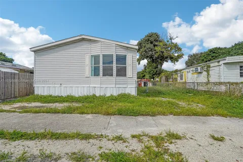 13321 SW 8th St, Davie FL 33325