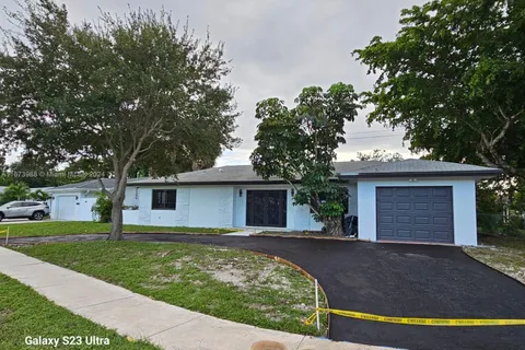 4760 NW 8th Dr, Plantation FL 33317