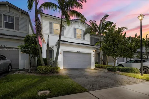 4542 NW 48th Ter, Tamarac FL 33319