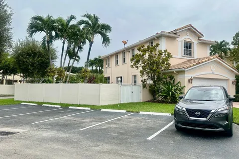 4613 NW 94th Pl, Doral FL 33178