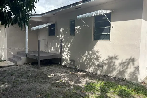 1472 NW 41st St, Miami FL 33142