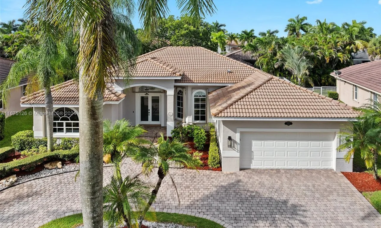 1807 Victoria Pointe Cir, Weston FL 33327