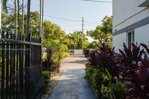 7516 NE 1st Ave, Miami FL 33138