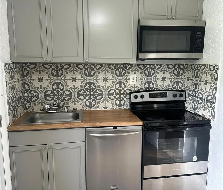 23 SE 12th St # 18, Dania Beach FL 33004