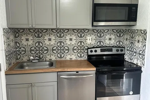 23 SE 12th St # 18, Dania Beach FL 33004