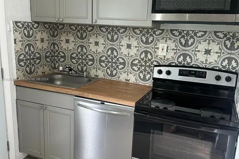 23 SE 12th St # 18, Dania Beach FL 33004