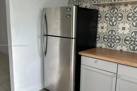 23 SE 12th St # 18, Dania Beach FL 33004