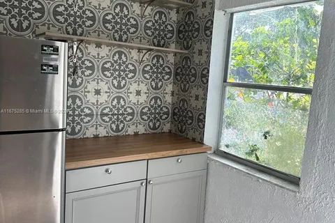 23 SE 12th St # 18, Dania Beach FL 33004