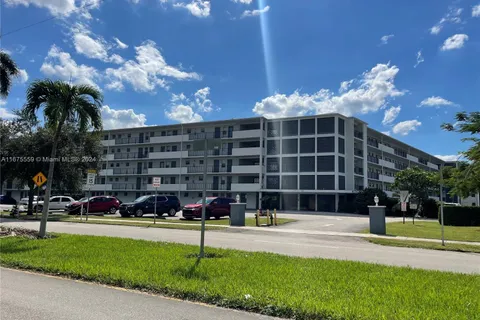 950 Hillcrest Dr # 302, Hollywood FL 33021