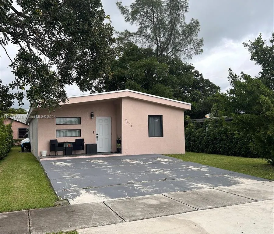 2561 NW 4th St, Pompano Beach FL 33069