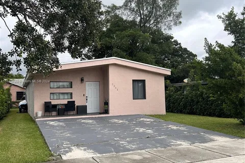 2561 NW 4th St, Pompano Beach FL 33069