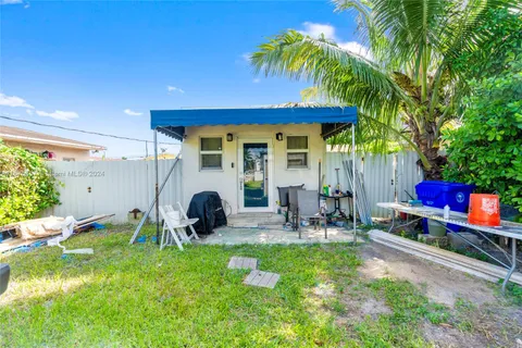 2372 NW 34th St, Miami FL 33142