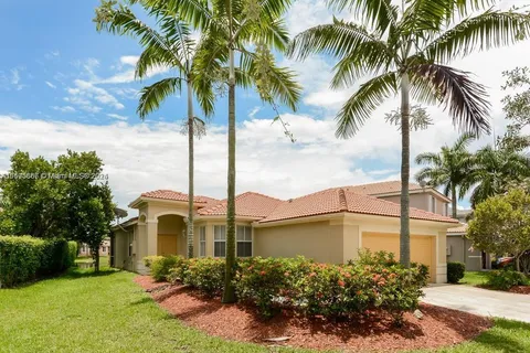 513 Live Oak Ln, Weston FL 33327