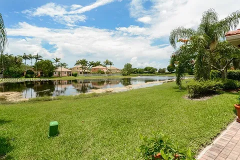 513 Live Oak Ln, Weston FL 33327