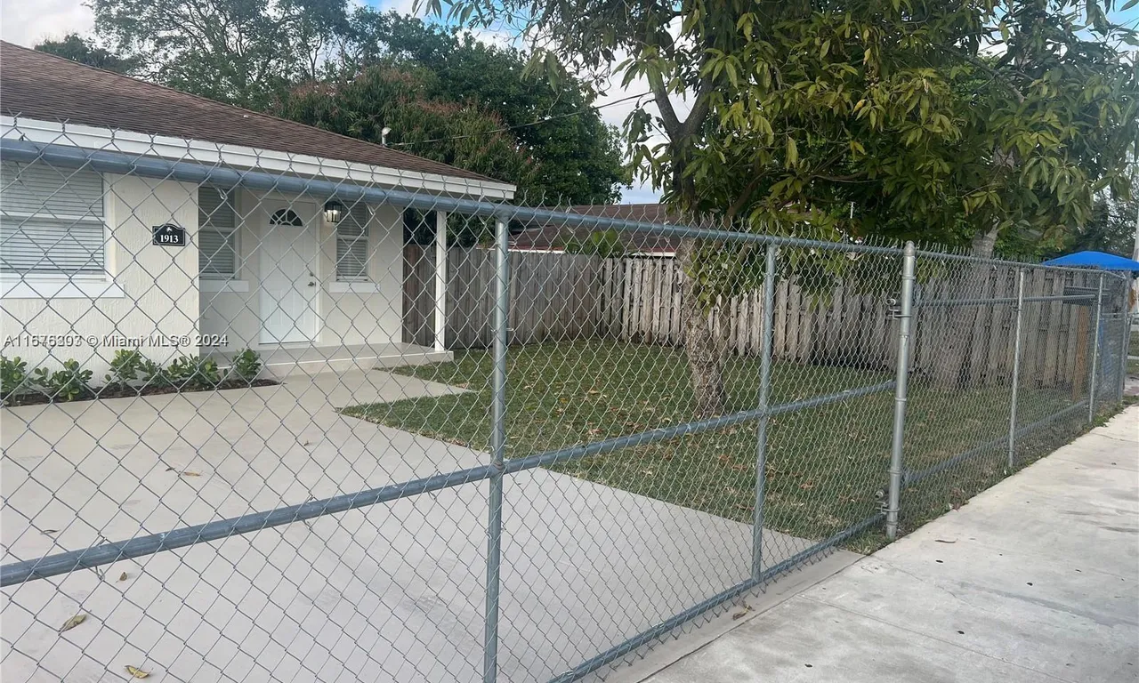 1913 NW 152nd St, Miami Gardens FL 33054