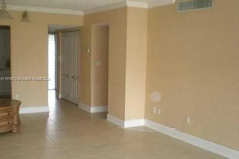 7980 N French Dr # 204, Pembroke Pines FL 33024