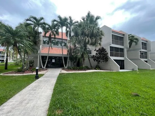 230 Lakeview Dr # 106, Weston FL 33326