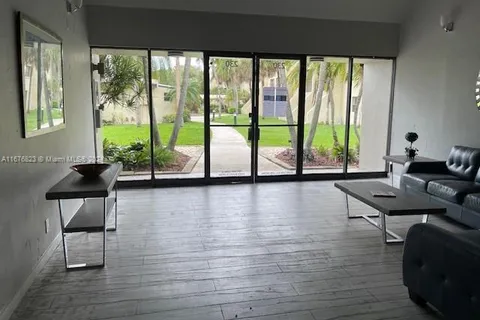 230 Lakeview Dr # 106, Weston FL 33326