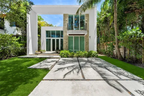 335 W 46th St, Miami Beach FL 33140