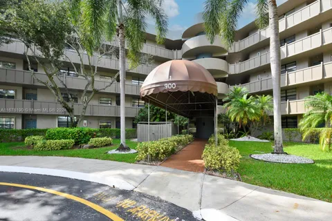 900 Colony Point Cir # 401, Pembroke Pines FL 33026